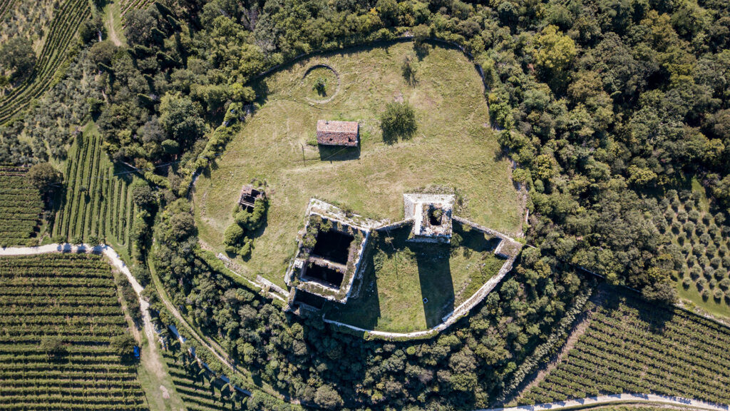 Castello di Illasi, veduta aerea azimut, disposizione edifici