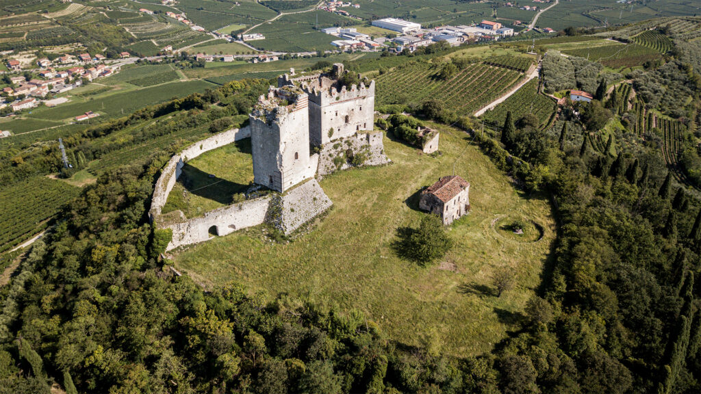 Castello di Illasi, veduta aerea laterale con mura di cinta e cortile interno