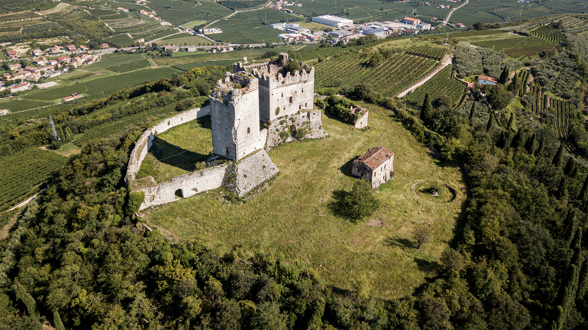 Castello di Illasi, veduta aerea laterale con mura di cinta e cortile interno
