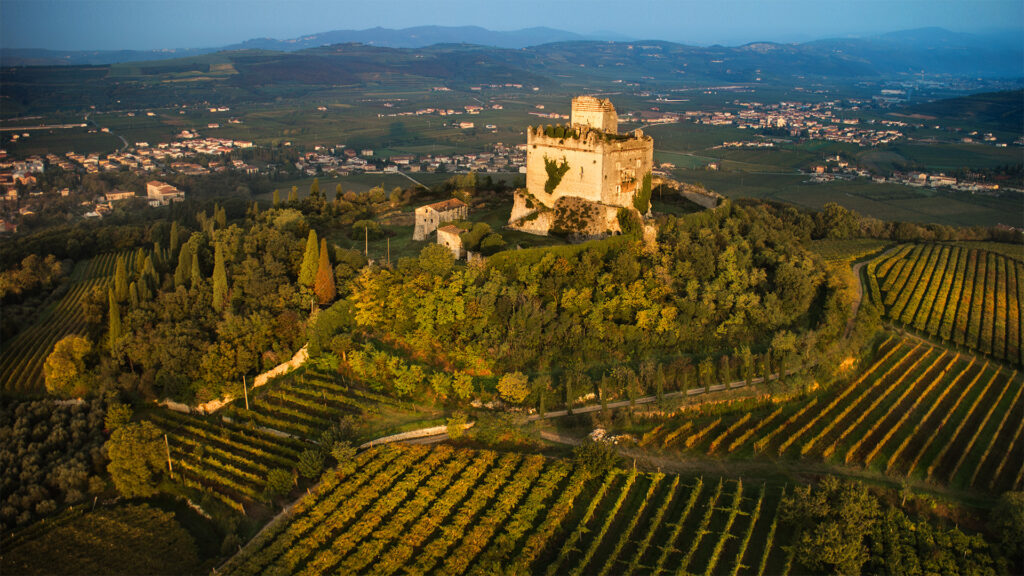Castello Illasi, veduta aerea in autunno con vigneti