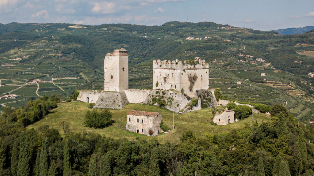 Castello di Illasi (Verona) vista aerae completa del mastio e della torre