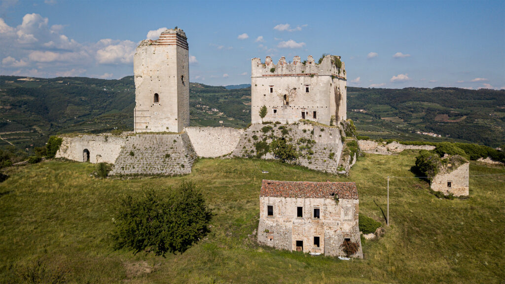 Castello di Illasi, veduta frontale mastio e torre