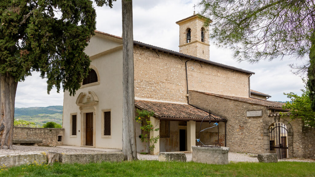 Chiesa di San Colombano a Illasi - veduta laterale destra con pozzo e campanile