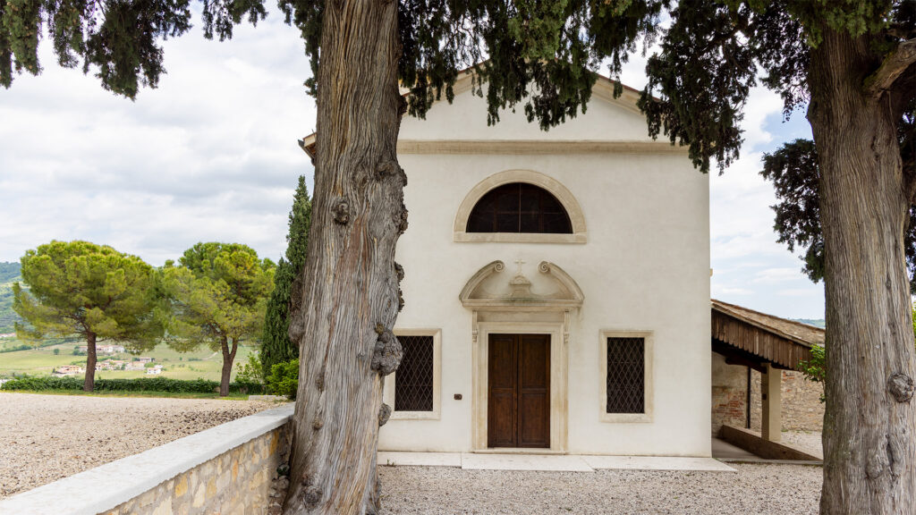 Chiesa di San Colombano a Illasi - veduta frontale della facciata