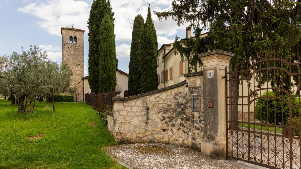 Chiesa di Santa Giustina a Illasi, veduta nel complesso della casa colonica