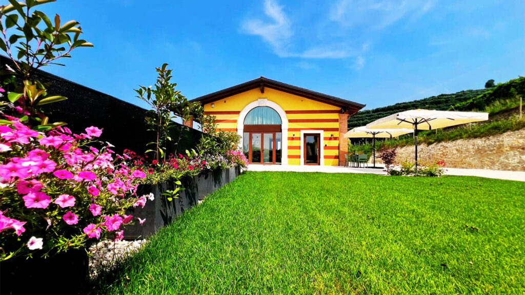 FALEZZE BioAgriturismo esterno con giardino fiorito