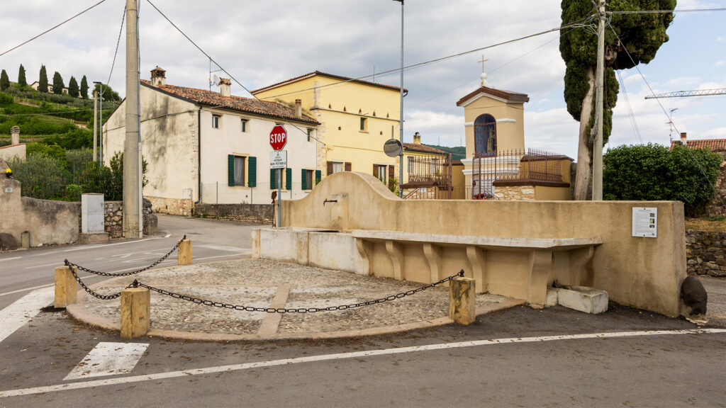 Fontana di Arano a Cellore d'Illasi, veduta laterale con capitello