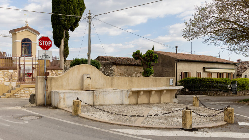 Fontana di Arano a Cellore d'Illasi, veduta laterale