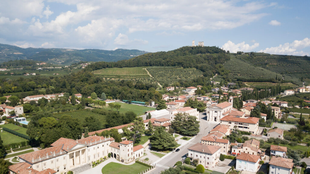Illasi (Verona) veduta aerea del paese e del castello sulla collina