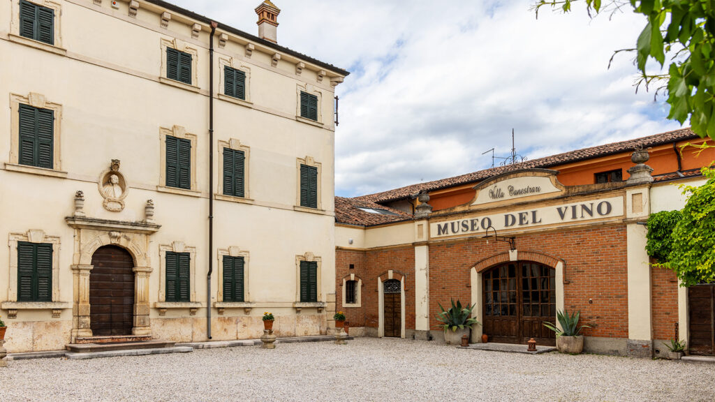 Museo del Vino a Illasi, veduta laterale con Villa Canestrari