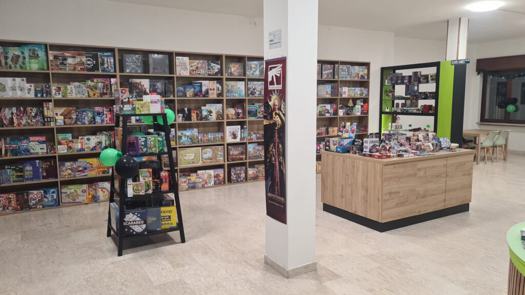 PRIMO DADO interno negozio con giochi da tavolo