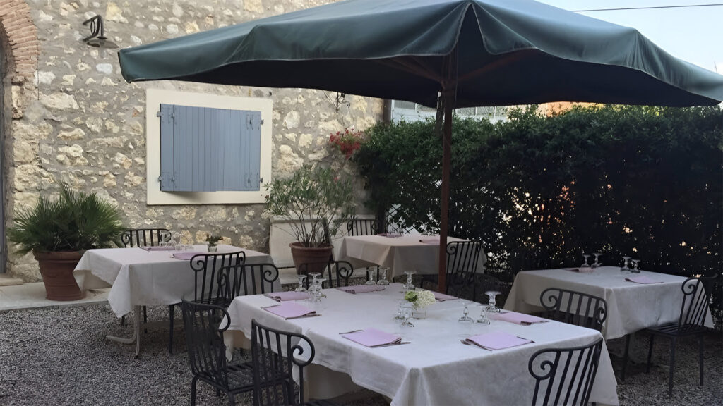 RISTORANTE al DONZELLINO cortile esterno ristorante con tavoli