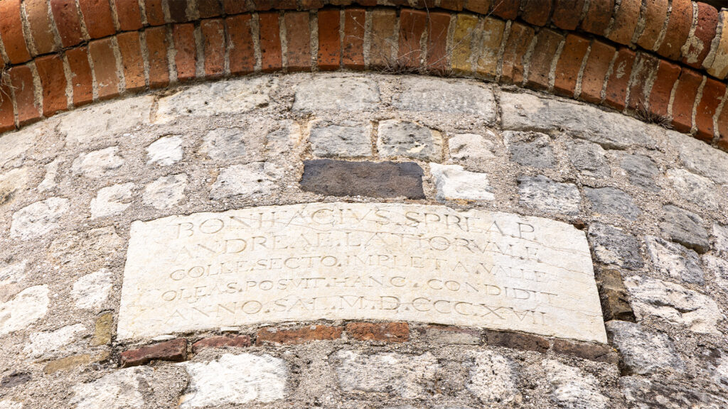 La Rotonda detta “la Malintesa“ iscrizione BONIFACIVS SPREA P. ANDREAE LATIORVM F. COLLE SECTO IMPLETA VALLE OLEAS POSVIT HANC CONDIDIT ANNO SAL. M.D.CCC.XVII