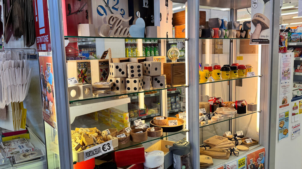 SUPERMERCATO SOMETTI vetrina con prodotti artigianali