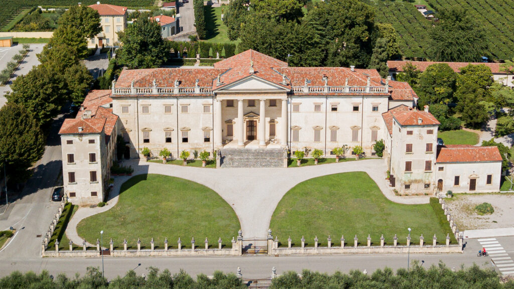Villa Pompei Carlotti, Illasi, veduta aerea della villa e del giardino