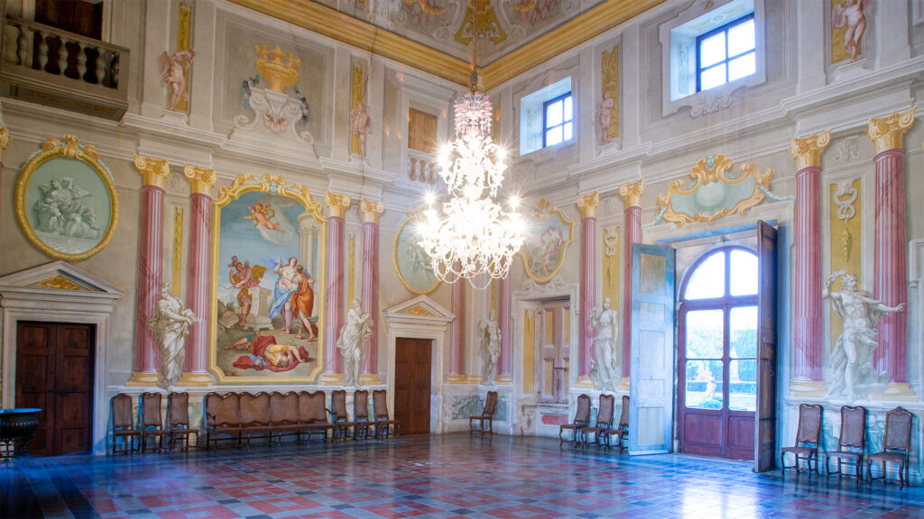 Villa Pompei Carlotti, Illasi, salone principale della villa con affreschi