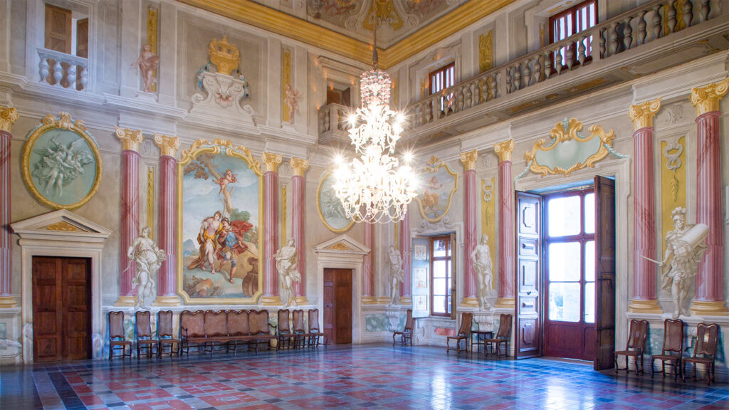 Villa Pompei Carlotti, Illasi, salone principale della villa con affreschi