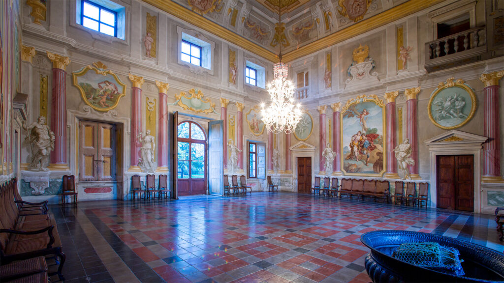Villa Pompei Carlotti, Illasi, salone principale della villa con affreschi