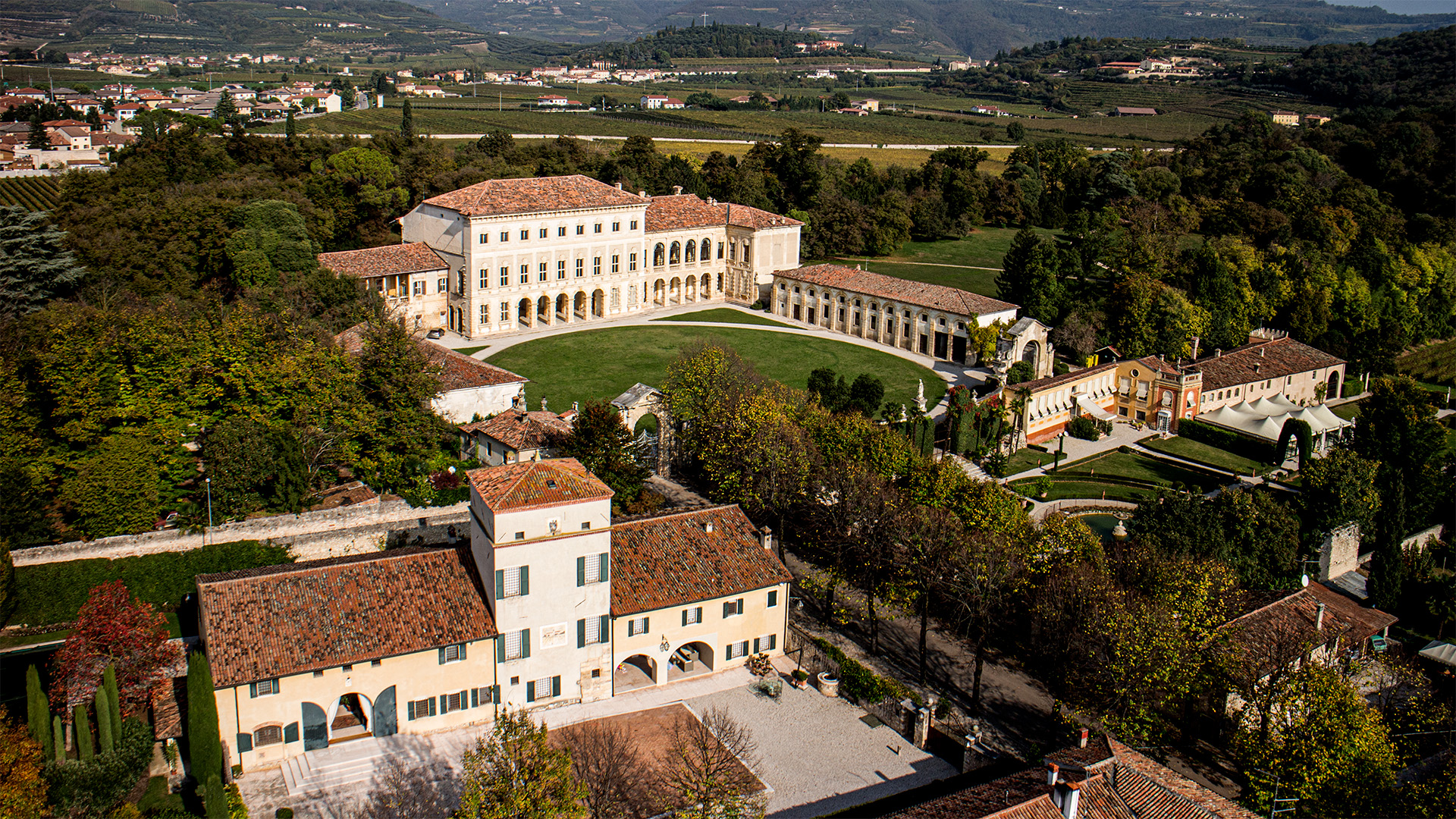 Ville storiche di Illasi, veduta aerea con ville, giardini e paesaggio collinare