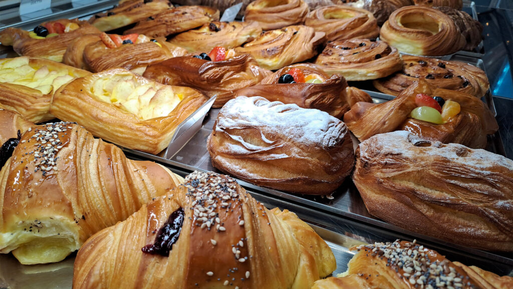 3 Capoville pasticceria, esposizione di paste
