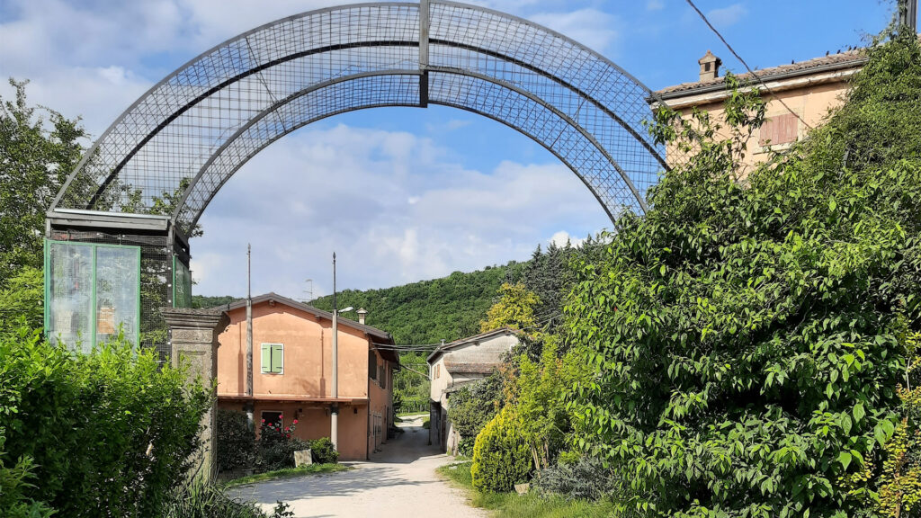 Agriturismo Andreis ingresso dell'agriturismo con cancello a volta