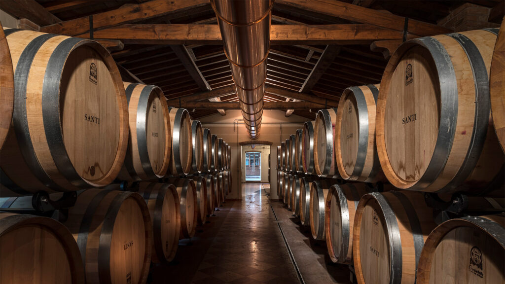 Cantina Santi Illasi, bottaia con botti di vino