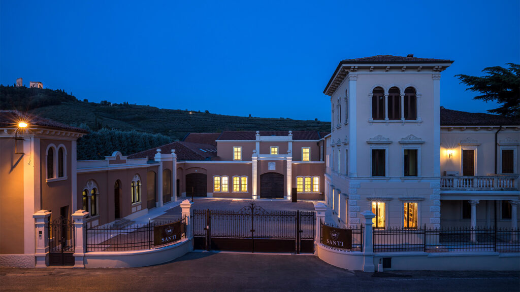 Cantina Santi Illasi, esterno della villa in notturna