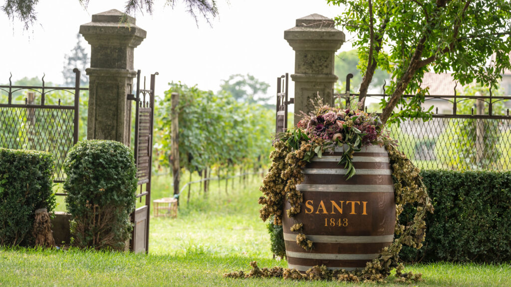 Cantina Santi Illasi, ingresso dal giardino con botte di vino
