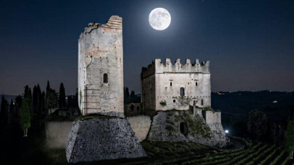 Castello di Illasi di notte con luna piena
