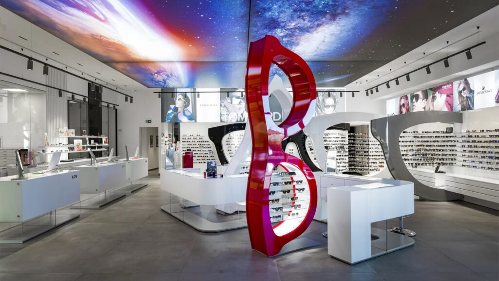 OTTICA LOV itnerno del negozio con allestimento occhiali